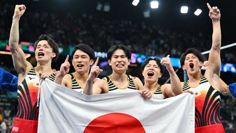 Các VĐV Nhật Bản (từ trái sang: Takaaki Sugino, Wataru Tanigawa, Kazuma Kaya, Shinnosuke Oka và Daiki Hashimoto) mừng HC vàng đồng đội nam thể dục dụng cụ toàn năng Olympic 2024 tại nhà thi đấu Bercy, thành phố Paris, Pháp tối 29/7. Ảnh: Reuters