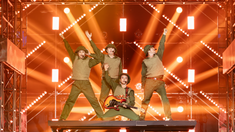 Tiết mục âm nhạc cách mạng trong tập 4 của show Anh trai vượt ngàn chông gai. Ảnh: YEG