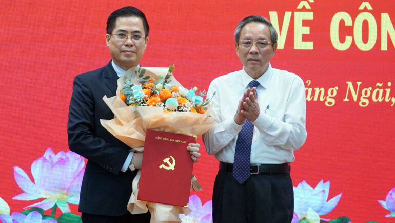 Phó ban Tổ chức Trung ương Hoàng Đăng Quang (phải) trao quyết định của Ban Bí thư cho ông Nguyễn Hoàng Giang. Ảnh: Phạm Linh