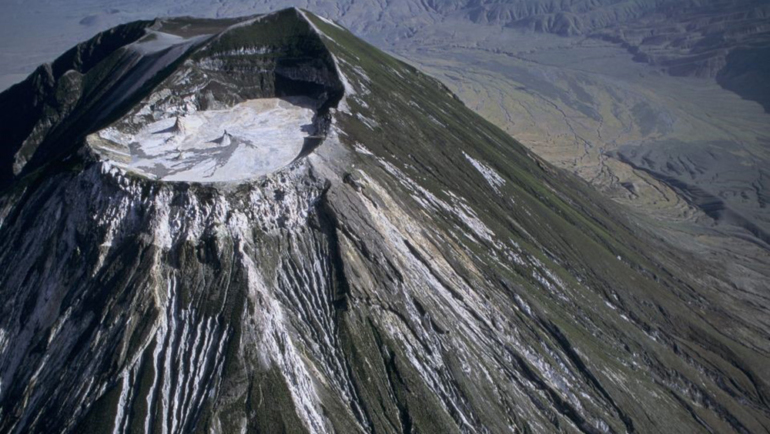Núi lửa Ol Doinyo Lengai phun ra dung nham đen siêu lỏng và chuyển màu trắng khi khô. Ảnh: Jean-Denis JOUBERT/Gamma-Rapho