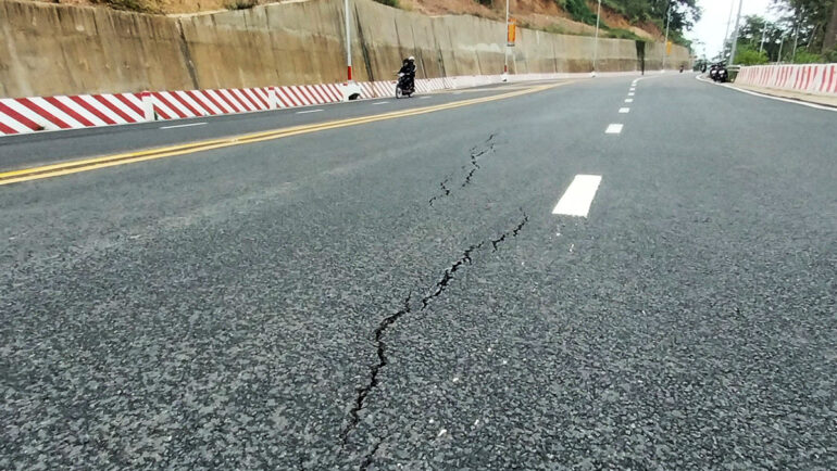 Vết rạn nứt mặt đường đèo Prenn. Ảnh: Khánh Hương