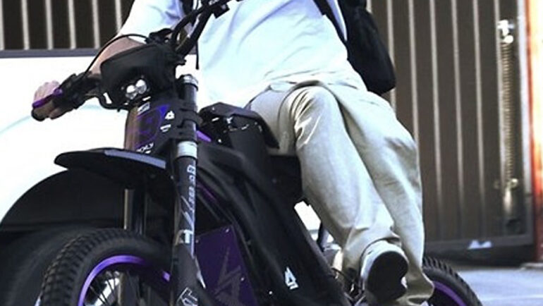 Pax Thiên không đội mũ bảo hiểm trong một lần điều khiển xe máy điện tại Los Angeles. Ảnh: Backgrid