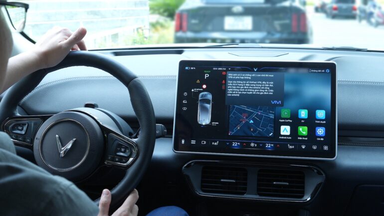 Trợ lý ảo ViVi 2.0 tích hợp trên xe VinFast VF 8 Lux Plus. Ảnh: VF