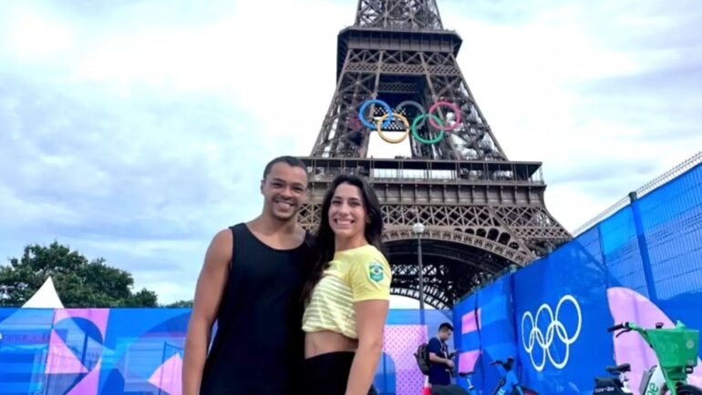 Veirra và Santos chụp ảnh lưu niệm bên dưới tháp Eiffel, khi sang Paris dự Olympic 2024. Ảnh: Instagram / Ana Carolina Vieira