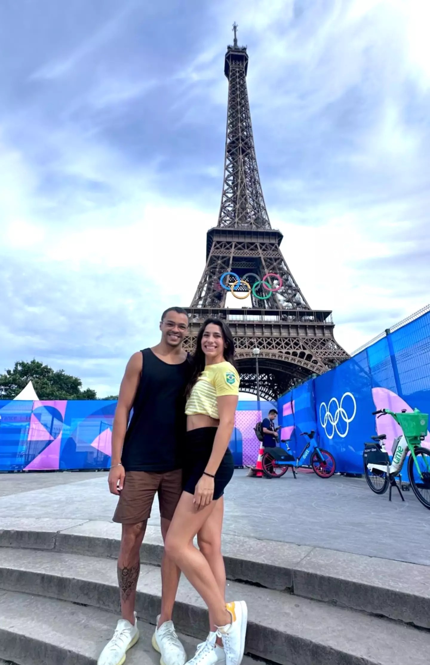 Veirra và Santos chụp ảnh lưu niệm bên dưới tháp Eiffel, khi sang Paris dự Olympic 2024. Ảnh: Instagram / Ana Carolina Vieira