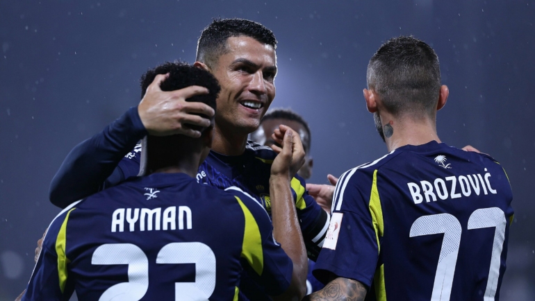 Ronaldo mừng bàn trong trận Al Nassr thắng Al Taawoun 2-0 ở bán kết Siêu cup Saudi trên sân Hoàng tử Sultan bin Abdulaziz, thành phố Abha, Arab Saudi tối 14/8/2024. Ảnh: ANFC