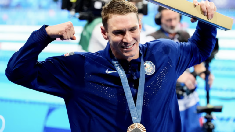 Ryan Murphy ăn mừng khi giành HC đồng bơi ngửa 100m nam ở Olympic Paris 2024. Ảnh: USA Today