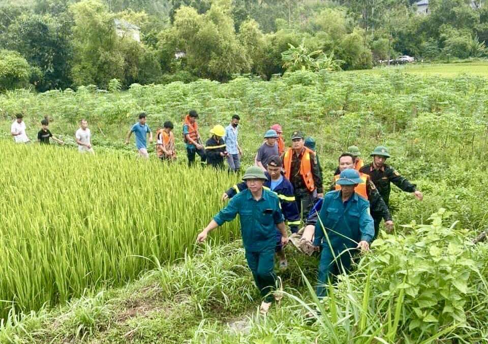 Dân quân di chuyển thi thể nạn nhân về. Ảnh: TP Vĩnh Yên