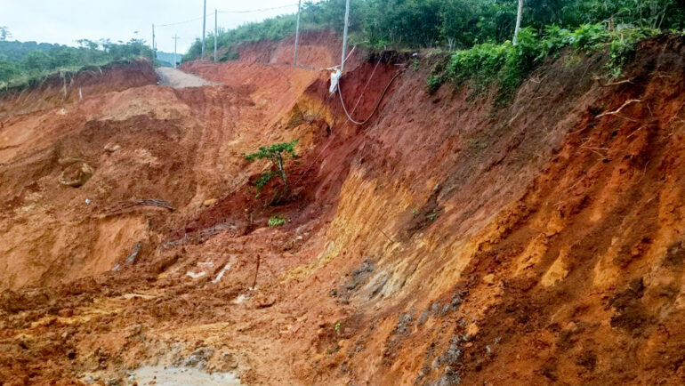 Hiện trường sạt lở đất. Ảnh: Khánh Hương