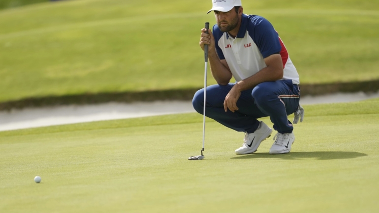 Scheffler căn chỉnh thước ngắm trước cú gạt trên green hố 18 vòng cuối Olympic Paris 2024 trên sân Albatross par71 ngày 4/8. Ảnh: AP