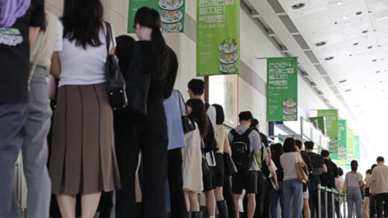 Người trẻ Hàn Quốc xếp hàng tìm việc trong hội chợ việc làm ở Seoul, ngày 3/7. Ảnh: Yonhap