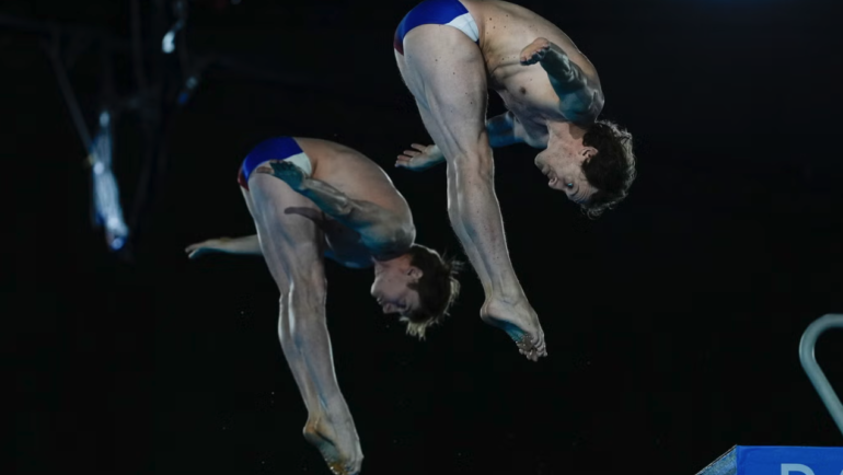 Gary Hunt (phải) thi đấu đôi nam cầu cứng 10m cùng Lois Szymczak tại Olympic 2024. Ảnh: AP