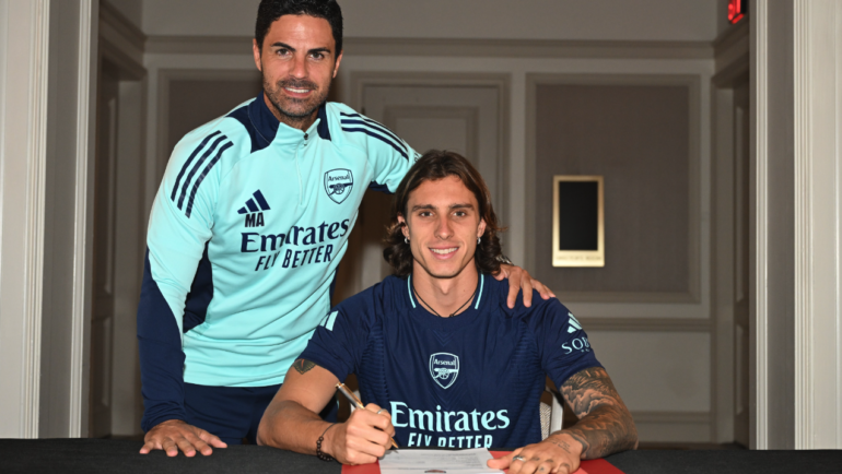Calafiori ký hợp đồng với Arsenal dưới sự chứng kiến của Arteta. Ảnh: Arsenal FC