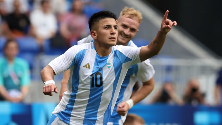 Nhạc trưởng Thiago Almada vui mừng sau khi ghi siêu phẩm để mở tỷ số cho Argentina. Ảnh: AFP