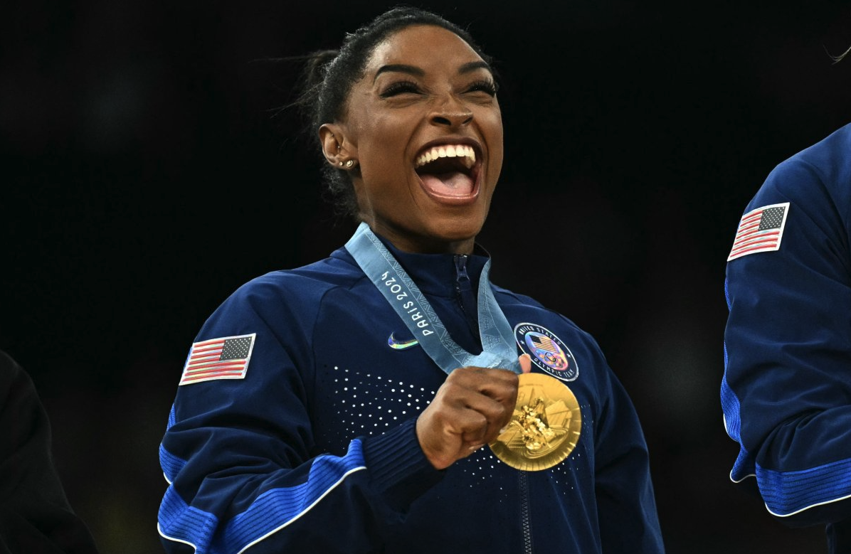 Biles cùng tấm HC vàng nhảy ngựa, HC vàng thứ ba tại Olympic 2024 và là HC vàng Olympic thứ bảy trong sự nghiệp của cô. Ảnh: AFP