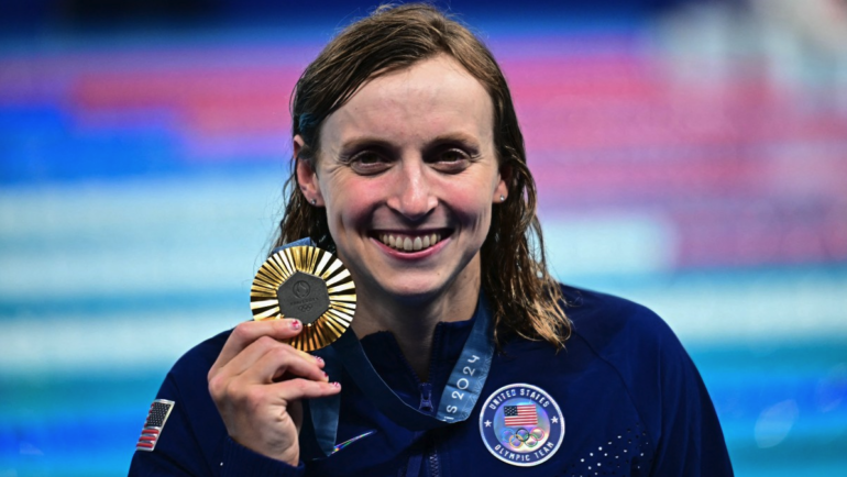 Katie Ledecky đi vào lịch sử khi giành HC vàng 800m tự do lần thứ tư liên tiếp tại Olympic. Ảnh: AFP