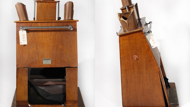 Mặt trước và mặt bên của máy thử giày huỳnh quang. Ảnh: Wikimedia