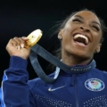 Simone Biles với HC vàng nhảy chống, thể dục dụng cụ tại nhà thi đấu Bercy, thành phố Paris, Pháp, ở Olympic 2024 tối 3/8. Ảnh: AP