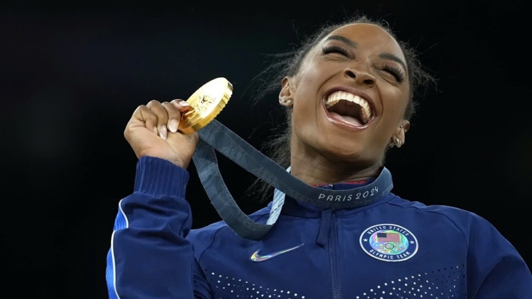 Simone Biles với HC vàng nhảy chống, thể dục dụng cụ tại nhà thi đấu Bercy, thành phố Paris, Pháp, ở Olympic 2024 tối 3/8. Ảnh: AP