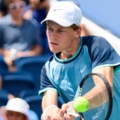 Sinner trả bóng trong trận đấu Andrey Rublev ở tứ kết Cincinnati Masters 2024.