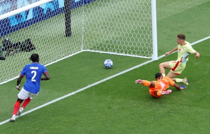 Lopez (vàng) đệm bóng nâng tỷ số lên 3-1, trong trận chung kết bóng đá nam Olympic Paris, trên sân Parc des Princes hôm 9/8. Ảnh: Reuters