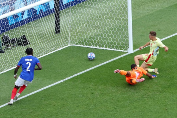 Lopez (vàng) đệm bóng nâng tỷ số lên 3-1, trong trận chung kết bóng đá nam Olympic Paris, trên sân Parc des Princes hôm 9/8. Ảnh: Reuters