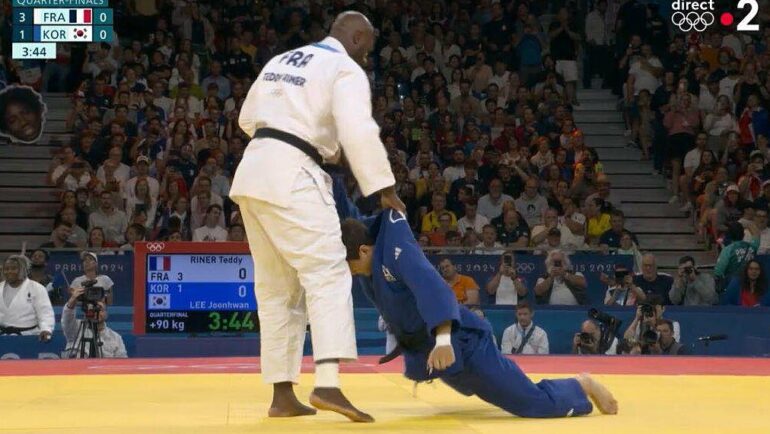 Teddy Riner trong trận thắng Lee Joon-hwan tại Cung điện Lớn ở Paris, Pháp, tứ kết judo đội tuyển nam nữ giữa Pháp và Hàn Quốc ở Olympic 2024 chiều 3/8. Ảnh: chụp màn hình