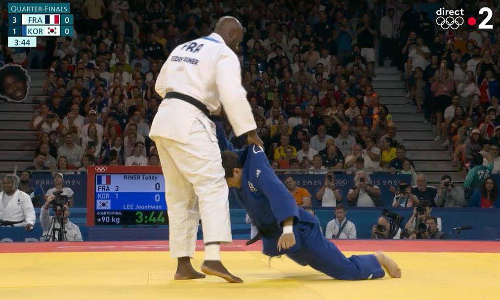 Teddy Riner trong trận thắng Lee Joon-hwan tại Cung điện Lớn ở Paris, Pháp, tứ kết judo đội tuyển nam nữ giữa Pháp và Hàn Quốc ở Olympic 2024 chiều 3/8. Ảnh: chụp màn hình