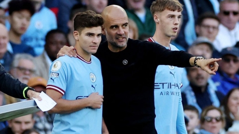 Guardiola chỉ bảo Alvarez (trái) trước khi tung anh vào sân ở Ngoại hạng Anh mùa 2022-2023. Ảnh: Reuters