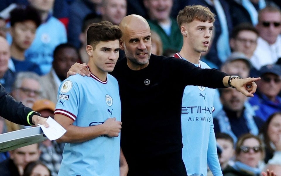 Guardiola chỉ bảo Alvarez (trái) trước khi tung anh vào sân ở Ngoại hạng Anh mùa 2022-2023. Ảnh: Reuters