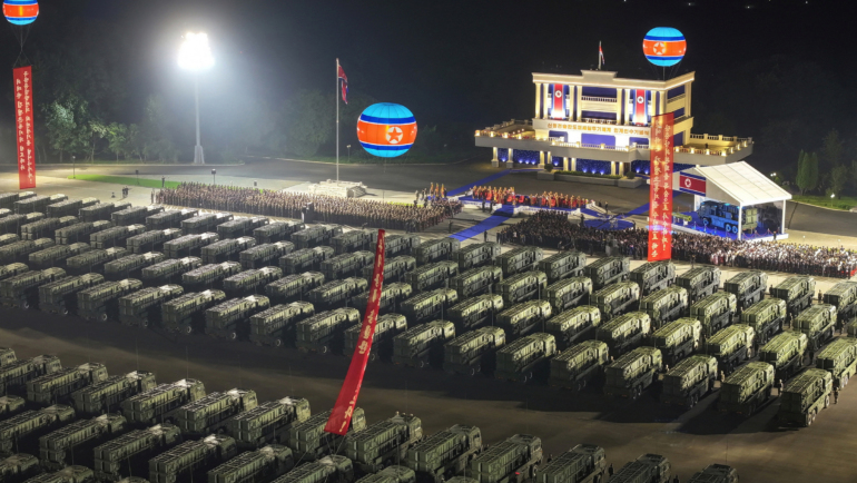 Loạt xe bệ phóng tên lửa trong lễ bàn giao do ông Kim Jong-un chủ trì ở thủ đô Bình Nhưỡng tối 4/8. Ảnh: KCNA