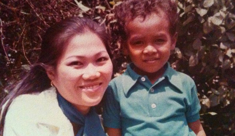 Bà Trang và anh Lâm Hoàng Dũng sau khi đến Mỹ. Bức ảnh được bà Trang đưa ra khi trò chuyện cùng với bà Lâm Yến để đối chứng. Ảnh: Tuấn Vỹ- Kết nối yêu thương