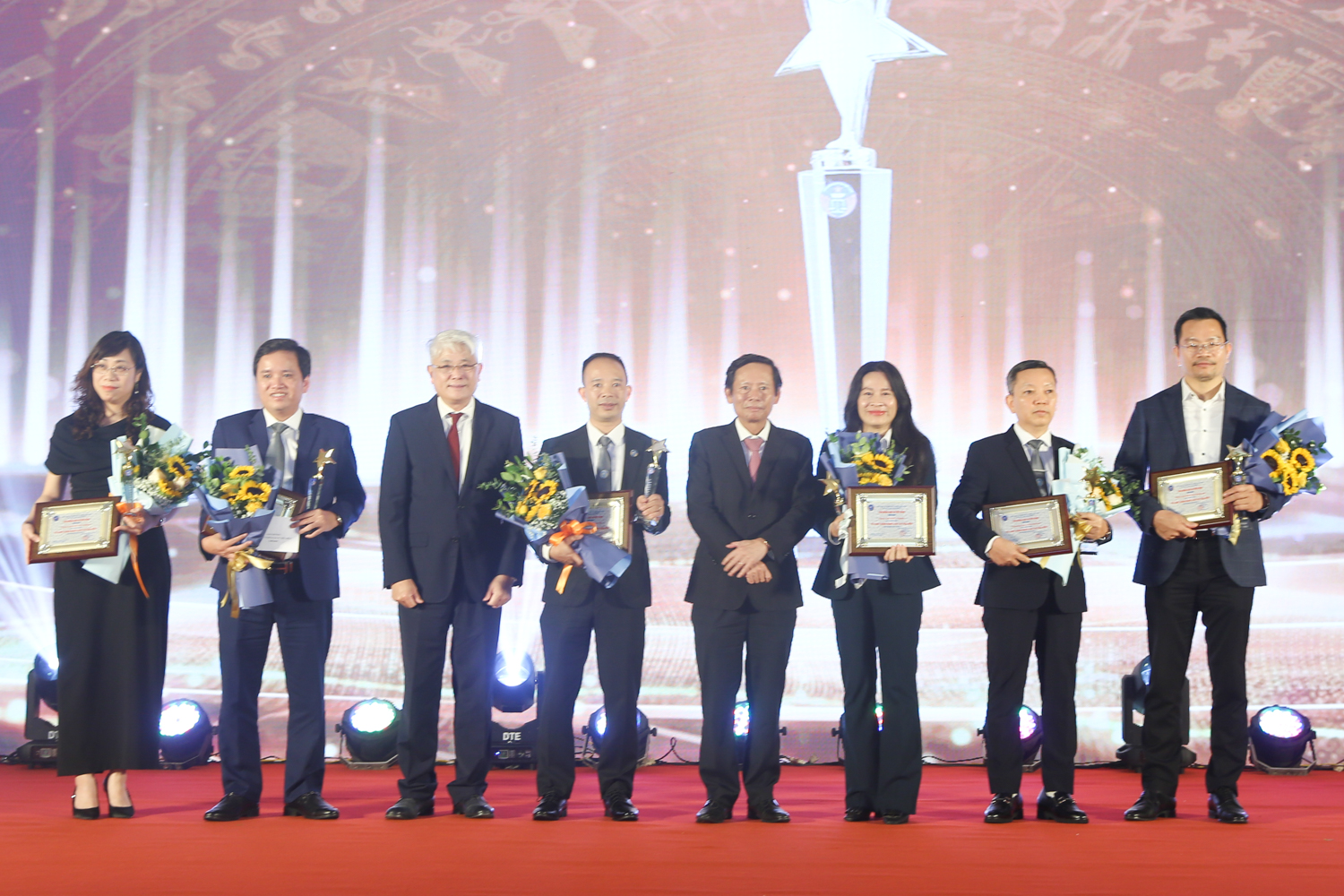 Đại diện các tổ chức hành nghề luật sư tiêu biểu được vinh danh. Ảnh: Liên đoàn luật sư Việt Nam