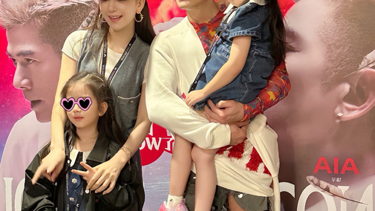 Quách Phú Thành chụp hình cùng vợ con trước liveshow ngày 14/8. Ảnh: Weibo/Fang Yuan