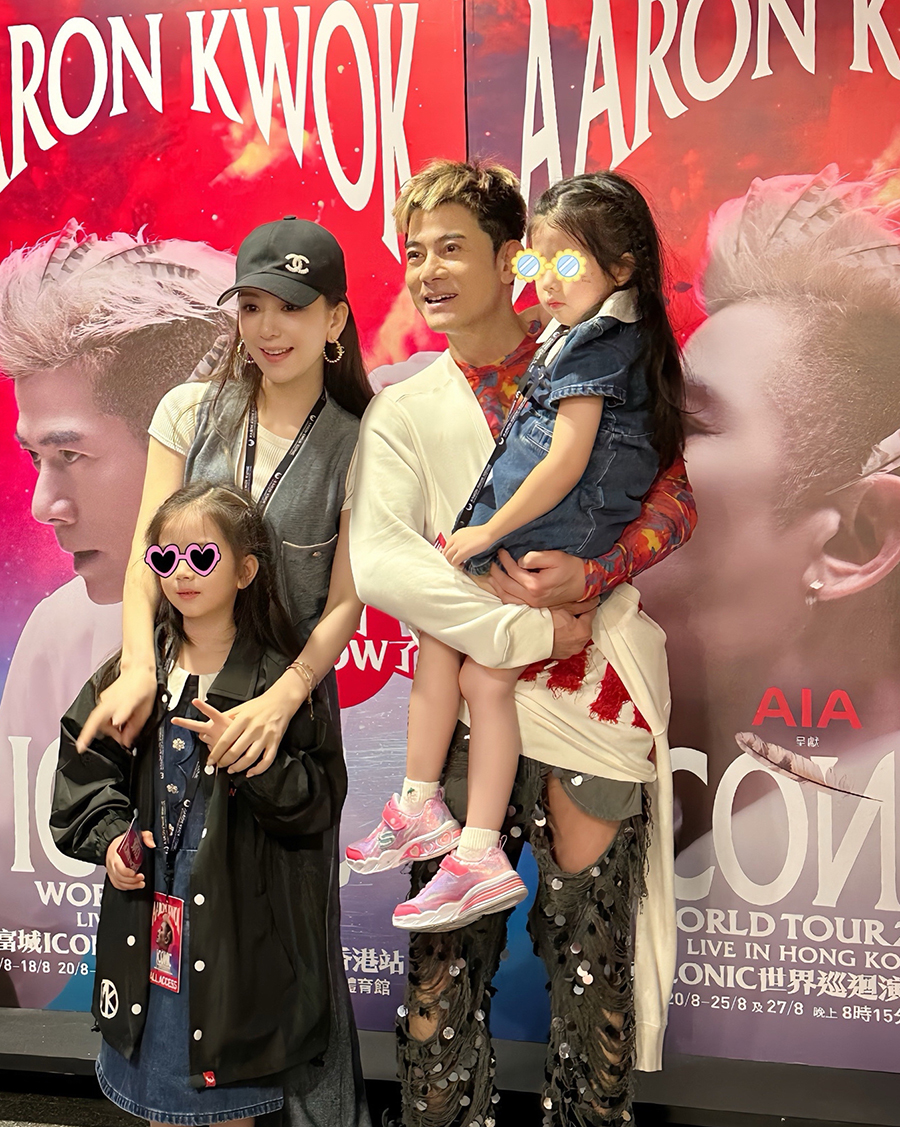 Quách Phú Thành chụp hình cùng vợ con trước liveshow ngày 14/8. Ảnh: Weibo/Fang Yuan
