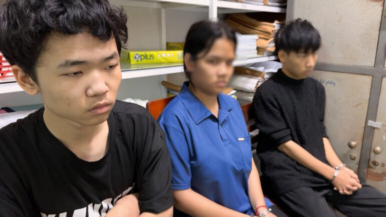 Huang Jie Cheng (trái) và hai thiếu niên người Trung Quốc tại cơ quan điều tra. Ảnh: Công an Quảng Ngãi