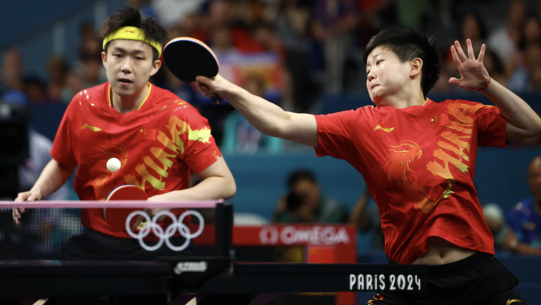 Su Yingsha (phải) và Wang Chuqin của Trung Quốc thi đấu chung kết bóng bàn đôi nam nữ Olympic Paris 2024. Ảnh: Reuters