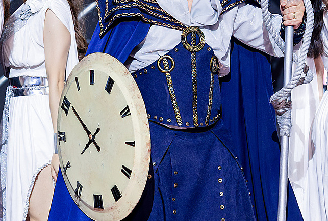 Tạo hình thần thời gian của Tự Long trong công diễn 2. Ảnh: Ban tổ chức cung cấp