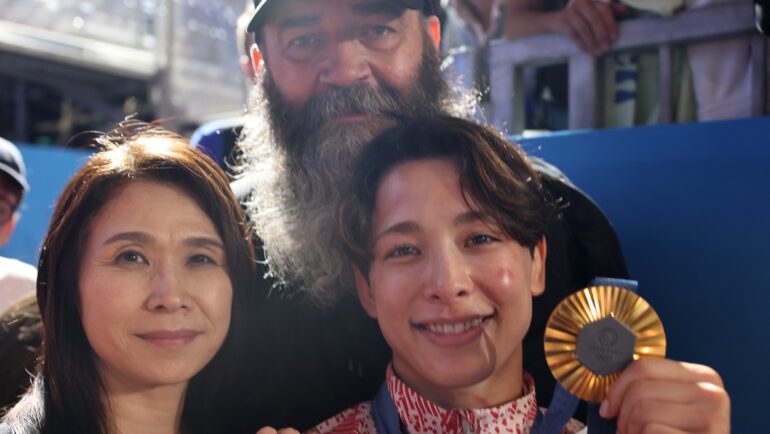 Deguchi mừng HC vàng Olympic Paris 2024 bên ba và mẹ. Ảnh: Hữu Hạnh