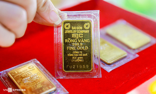 Giao dịch vàng miếng tại SJC, TP HCM. Ảnh: Quỳnh Trần