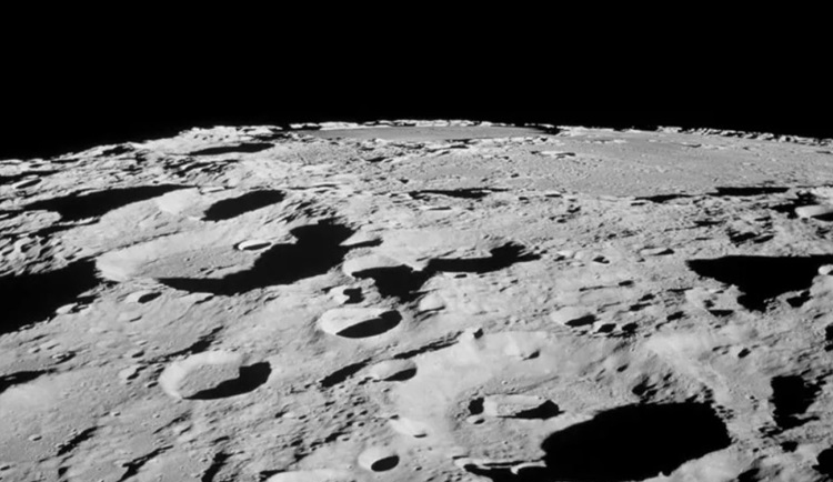 Những miệng hố trên bề mặt Mặt Trăng. Ảnh: Science News