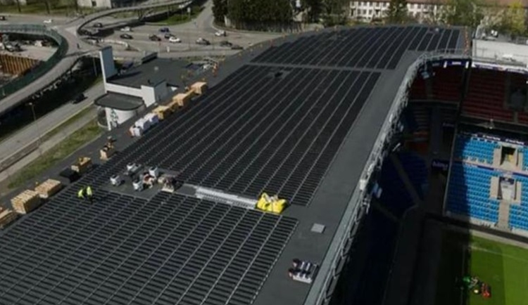Hệ thống điện mặt trời áp mái trên sân vận động Ullevaal Stadion. Ảnh: Over Easy Solar