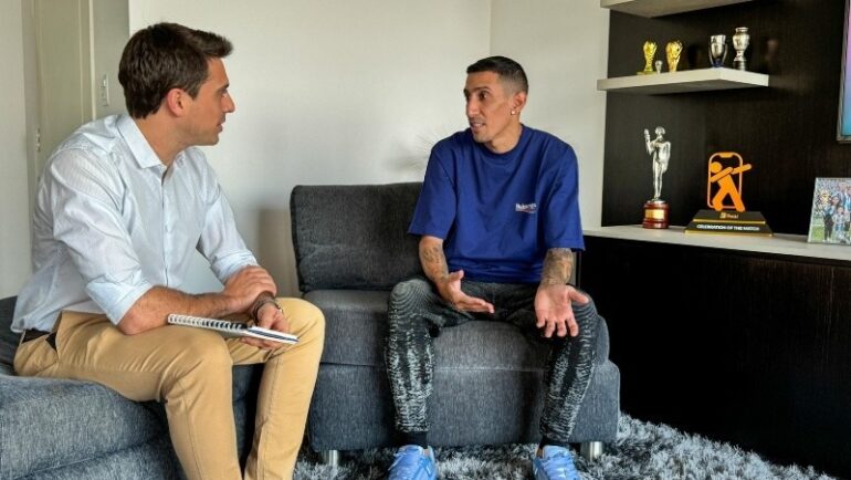 Di Maria (phải) trong cuộc trả lời phỏng vấn độc quyền với kênh Rosario 3. Ảnh: Rosario 3