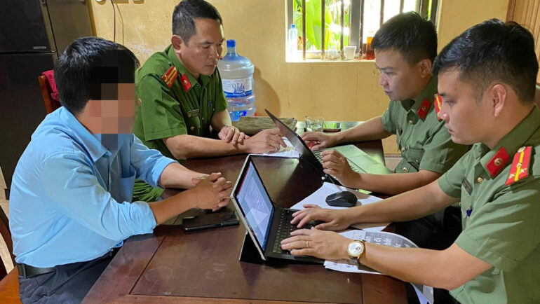 Công an huyện Thanh Chương làm việc với người vi phạm. Ảnh: Công an cung cấp