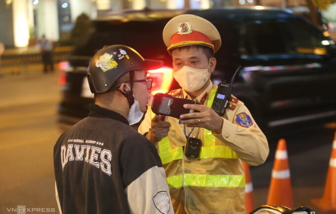 Cảnh sát đo nồng độ cồn người đi xe máy ở đường Huỳnh Thúc Kháng, Hà Nội. Ảnh:Gia Chính