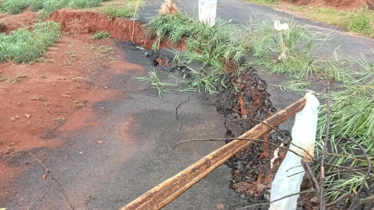 Vị trí bị sụt lún 0,8 m ở thôn Doãn Văn. Ảnh: Ngọc Oanh