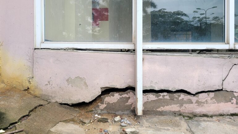 Nền tường tầng một nhà M4A chung cư 9 tầng Đông Khê bị nứt, tách khỏi móng. Ảnh: Lê Tân