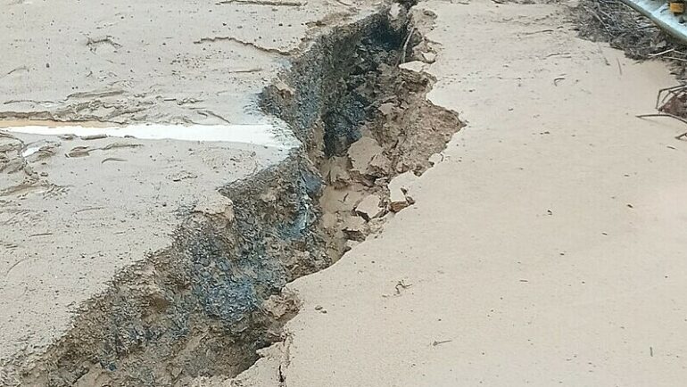 Đoạn quốc lộ 279 bị nứt nền đường. Ảnh: Sở GTVT Lai Châu.