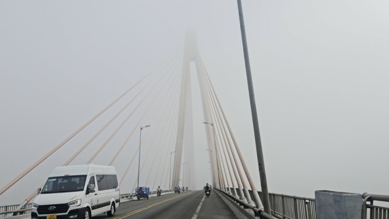 Sương mù hạn chế tầm nhìn trên cầu Rạch Miễu nối Tiền Giang và Bến Tre. Ảnh: Nam An