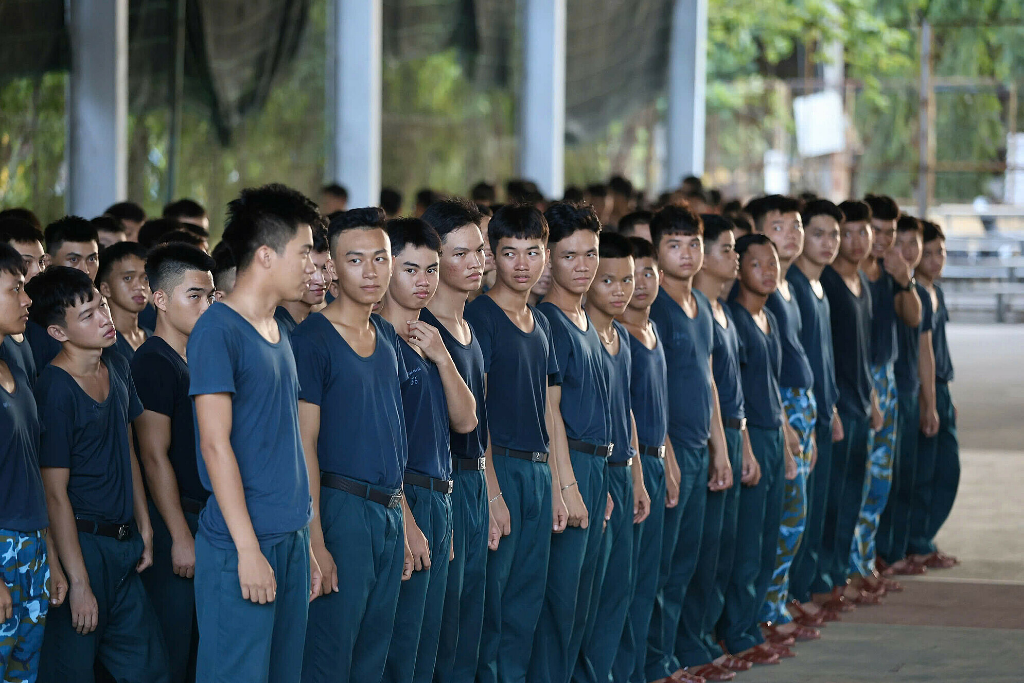 Các chiến sĩ tập hợp nghe phổ biến thông tin giải đấu. Ảnh: Đức Đồng